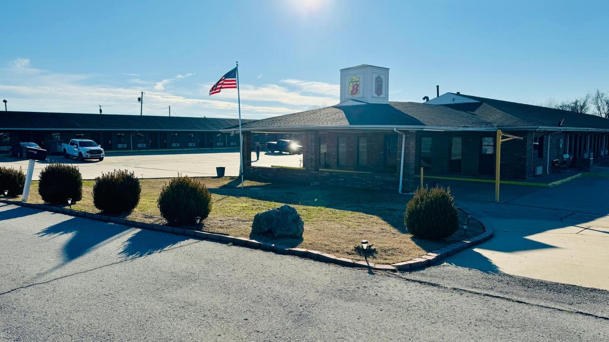 Motel Super 8 By Wyndham Henryetta Extérieur photo