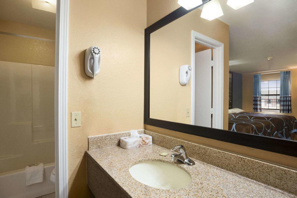 Motel Super 8 By Wyndham Henryetta Extérieur photo